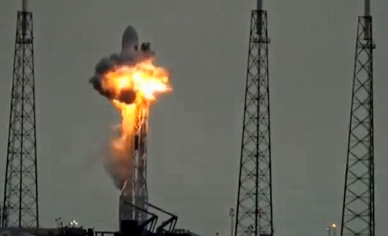 Roket Falcon 9 milik SpaceX meledak saat persiapan peluncuran di Cape Canaveral, AS, Kamis (1/9/2016) waktu setempat. Berikut detik-detik meledaknya roket tanpa awak tersebut.