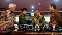 Mensesneg Pratikno berjabat tangan dengan Ketua DPR Ade Komarudin usai menyerahkan surat pencalonan Komjen Budi Gunawan sebagai Kepala BIN.