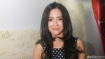 Dea Ananda Eksis Dengan Gaun Polkadot