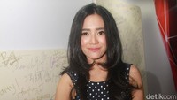 Dibalut dress bermotif polkadot, Dea Ananda eksis di depan kamera. Pool/Gus Mun/detikFoto.