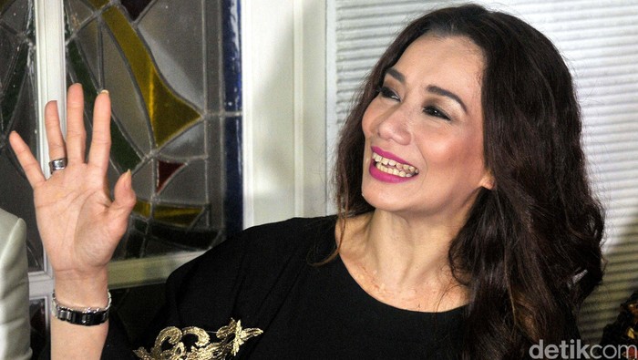 Reza Artamevia akhirnya kembali ke Jakarta, Jumat (2/9) malam. Bertandang ke kediaman orangtuanya di kawasan Radio Dalam, Reza disambut ayah dan dua putrinya.
