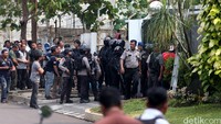 Polisi bersiaga dengan persenjataan lengkap.