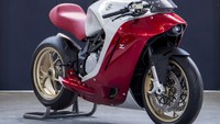 Dibandingkan dengan F4 standar, motor ini tampak sama sekali berbeda dengan beberapa bagian yang harus disesuaikan dan direkayasa ulang.