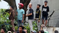 Warga berkerumun untuk menonton penyergapan pelaku perampokan di sebuah rumah di Jalan Bukit Hijau IX nomor 17, Pondok Indah, Jakarta Selatan.