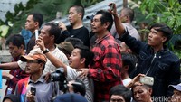Sebagian warga mengabadikan penyergapan menggunakan kamera handphone.
