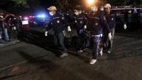Korban tewas dievakuasi. Lean Daval Jr/Reuters/detikFoto.