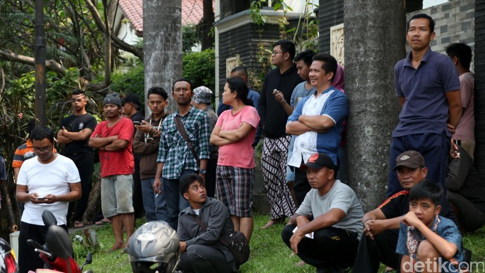 Saat Warga Jajan Bakso dan Foto Bareng Polisi Usai Perampokan di Pondok Indah