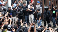 Salah satu perampok digelandang keluar dari rumah di Jl Bukit Hijau IX, Pondok Indah, Jakarta Selatan.