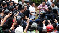 Sejumlah warga mengabadikan pelaku perampokan menggunakan kamera handphone.