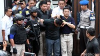Pelaku kedua ini dibawa keluar dari rumah korbannya sekitar pukul 14.40 WIB. Sementara seorang pelaku lainnya dibawa polisi pada pukul 14.30 WIB.