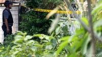 Garis polisi telah dipasang di sekitar rumah. Saat ini polisi telah berhasil melumpuhkan dua pelaku perampokan dan penyanderaan. Pemilik rumah yang disandera perampok juga berhasil diselamatkan.