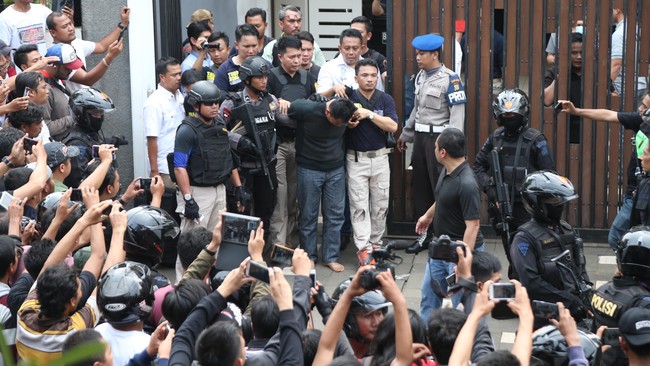 Perampok Tak Biasa di Pondok Indah: Menangis, Minta Mi, Hingga Bawa Jimat Perampok Tak Biasa di Pondok Indah: Menangis, Minta Mi, Hingga Bawa Jimat