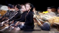 Film Setan Jawa diiringi oleh orkestra gamelan Rahayu.