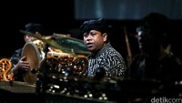 Sekitar 20 pemusik gamelan mengiringi film Setan Jawa.