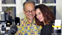 Reza tampak bahagia bisa kembali bersama keluarga.