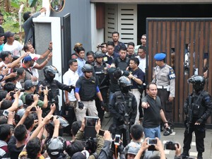 AJS Sempat Cium Kaki Korban Saat Penyanderaan, Ini Kronologi Perampokan di PI