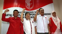 Ketum PKPI hasil Kongres Hotel Grand Cempaka Haris Sudarno (dua dari kanan) didampingi Wasekjen DPN PKPI Ali Husni, Juru Bicara DPN PKPI Andreas Tanudjaya, dan Ketua Bidang Infokom DPN PKPI Mutia menggelar jumpa pers di Jl Cut Meutia no 18, Menteng, Jakarta Pusat, Sabtu (3/9/2016).