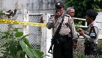 Polisi bersenjata api laras panjang bersiaga di sekitar lokasi. Saat ini polisi telah berhasil melumpuhkan dua pelaku yang menyandera 4 orang di rumah tersebut.