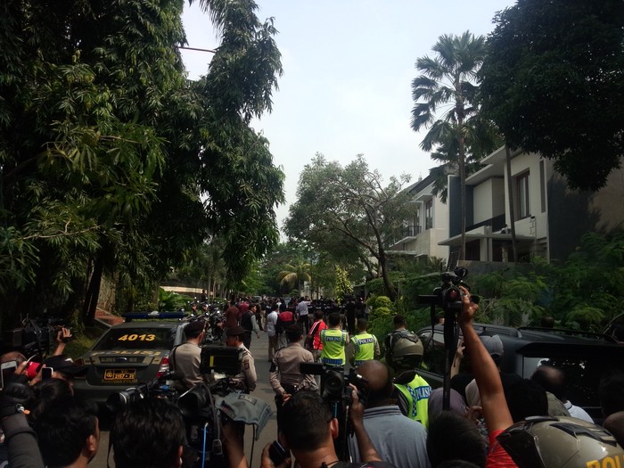 Polisi Panjat Pagar Serbu Rumah yang Dirampok di Pondok Indah