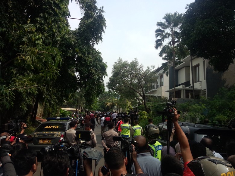 Polisi Panjat Pagar  Serbu Rumah  yang  Dirampok di Pondok Indah 