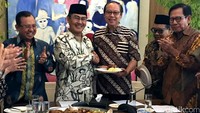 Ketum ICMI Jimly Asshiddiqie berjabat tangan dengan Wakil Ketua Dewan Penasehat ICMI Djan Farid.