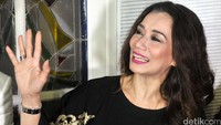 Ini adalah foto perdana Reza kembali ke Jakarta usai diciduk bareng Gatot Brajamusti akhir pekan lalu.