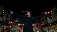 Tak seperti biasanya, penyanyi pop itu tampil serba hitam kala membawakan lagu Hymne For Weekend milik Coldplay.