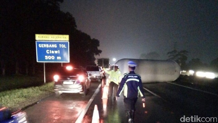 Muatan LPG dari Tangki LPG yang Terguling di Tol Jagorawi Dipindahkan