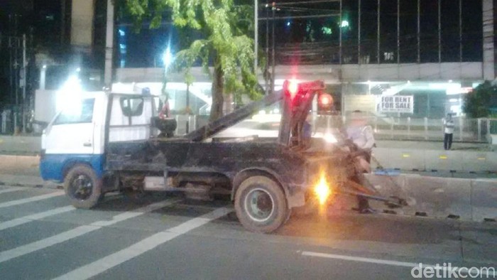 Truk Sampah yang Tabrak Separator TransJ di Warung Buncit Mulai Diderek