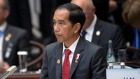 Presiden Jokowi menyimak pidato pemimpin G-20.
