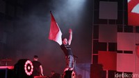 Bahkan Pierre Bouvier turut mengibarkan Sang Saka di Garuda Wisnu Kencana, Bali pada Sabtu (3/9/2016) dini hari.