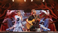 Sejumlah musisi menemaninya di atas panggung, seperti Andien dan juga Rossa.