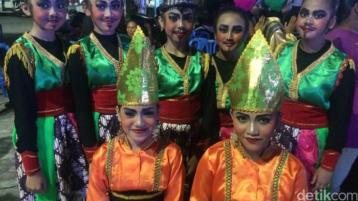 Melatih Mental Anak Lewat Pentas Seni di Pelataran Pantai Ampenan Mataram