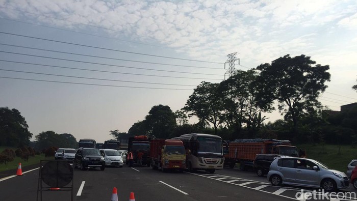 Truk Tangki Masih Melintang, Jakarta ke Puncak Dialihkan Lewat Tajur