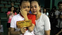 Didampingi ibunda,Angelica Febriana Timporok dari Papua menangis terharu usai mendapatkan tiket super di final audisi PD Djarum. (Foto: dok. PB Djarum)