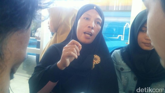 Keluarga Calon Haji yang Ditahan Filipina Menunggu di Bandara Makassar