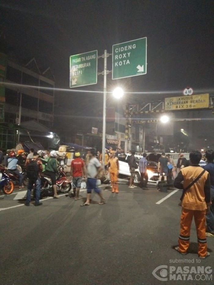 Bruk! Mobil Tabrak Separator dan Tiang Listrik Hingga Roboh di Tanah Abang