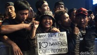 Fans Iwan Fals atau yang biasa disebut OI pun kompak menyanyikan lagu Selamat Ulang Tahun untuk musisi yang tepat berulang tahun ke-55 itu.