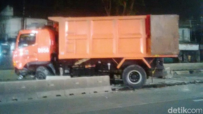 Truk Sampah Terobos Jalur TransJ di Warung Buncit, Separator Hancur
