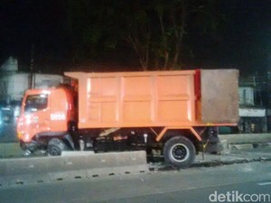 Truk Sampah Terobos Jalur TransJ di Warung Buncit, Separator Hancur