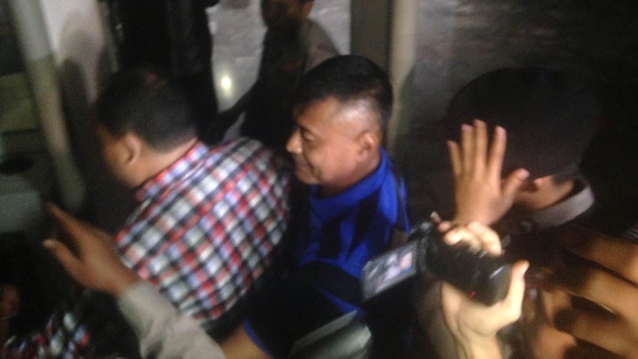 Sambil Menunduk, Bupati Banyuasin Digelandang ke Gedung KPK