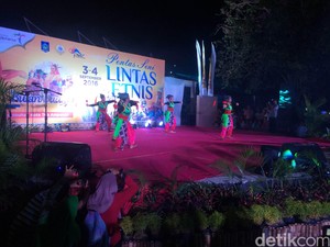 Saat Masyarakat NTB Antusias Saksikan Aksi Penari Cilik di Pantai Ampenan