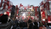 Mereka sukses mengajak para penonton bergoyang hingga akhir penampilan yang ditutup oleh Di Sayidan.