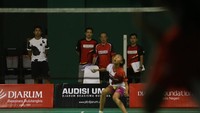 Memantau dari belakang lapangan, tim pelatih PB Djarum. (Foto: dok. PB Djarum)