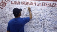 Ikut menandatangani petisi stop narkoba.
