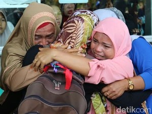 Calon Haji yang Sempat Ditahan di Filipina Disambut Isak Tangis Keluarga