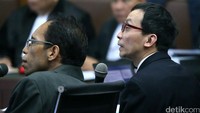 Profesor Beng Ong (kanan) mengemukakan apa saja yang menjadi ciri orang yang terkena racun sianida. Beberapa ciri-cirinya di antaranya mual-mual, kejang-kejang, hingga menyebabkan kematian.