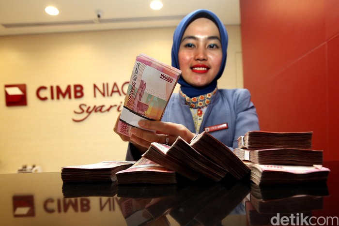 CIMB Niaga memperingati Hari Pelanggan Nasional 2016. Seperti pada tahun sebelumnya, pada perayaan tahun ini, jajaran direksi CIMB Niaga turun langsung menyambut dan berbincang dengan nasabah.
