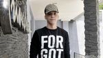 Stefan William Kasual dengan Snapback