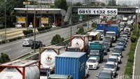 Pantauan di Tol Jakarta-Tangerang ruas Kembangan, Senin (5/9/2016), pukul 11.30 WIB, kemacetan di lokasi masih tetap terjadi